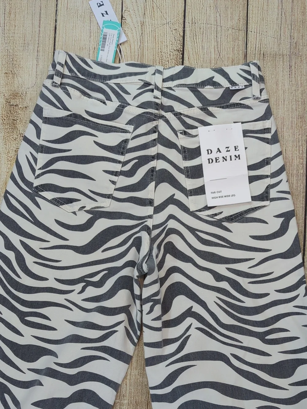 DAZE Zebra Print Wide Leg Raw Hem Jeans Size 30  new